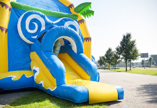 Opblaasbaar overdekt multifun super springkasteel in de felle kleuren en leuke 3D figuren in beach thema voor kinderen kopen. Bestel springkastelen online bij JB Inflatables Nederland