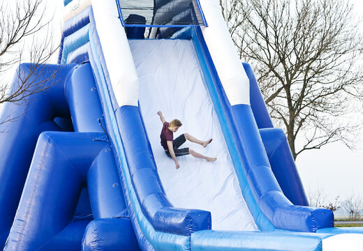 Monsterslide 11meter hoog en 54meter lang met een dubbele trap en brede glijbaan kopen. Bestel opblaasbare glijbanen nu online bij JB Inflatables Nederland