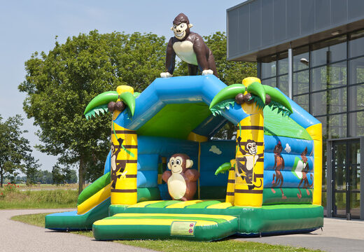 Opblaasbaar overdekt multifun springkussen met glijbaan bestellen in jungle thema met een 3D object van een gorilla voor kinderen. Koop springkussens online bij JB Inflatables Nederland