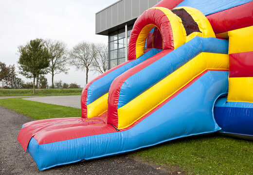 Multifun luchtkussen in piraat thema met een opvallend 3D figuur aan de bovenkant, verschillende obstakels en een glijbaan bestellen voor kids. Koop luchtkussens online bij JB Inflatables Nederland