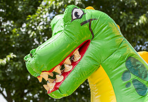 Opblaasbaar slide combo springkasteel met glijbaan bestellen in thema dino voor kinderen. Koop springkastelen met groene dinosaurus bij JB Inflatables Nederland