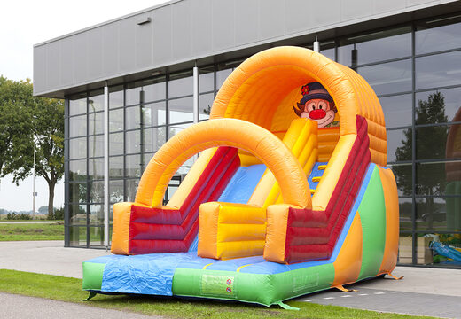 Koop opblaasbare glijbaan in thema clown voor kinderen. Bestel opblaasbare glijbanen nu online bij JB Inflatables Nederland