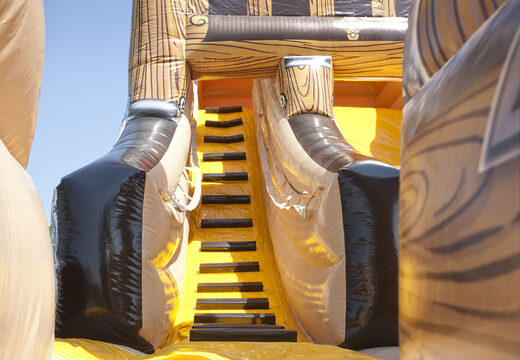 Perfecte opblaasbare glijbaan in een opvallende piratenschip vorm met coole 3D-objecten en fullcolour prints voor kids kopen. Bestel opblaasbare glijbanen nu online bij JB Inflatables Nederland