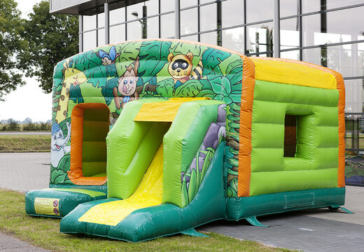 Klein overdekt opblaasbaar multiplay springkasteel met glijbaan kopen in thema jungle voor kinderen. Bestel springkastelen online bij JB Inflatables Nederland