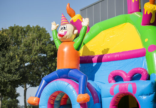 Opblaasbaar overdekt multiplay maxifun super springkussen met glijbaan bestellen in feest party thema voor kinderen. Koop springkussens online bij JB Inflatables Nederland