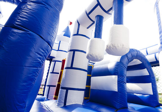 Multiplay blauw wit kasteel luchtkussen met een glijbaan en leuke objecten op het springvlak kopen voor kids. Bestel opblaasbare luchtkussens online bij JB Inflatables Nederland
