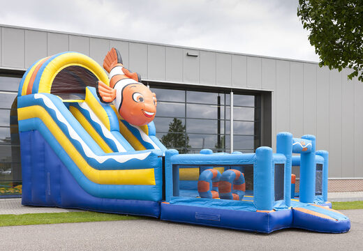 Opblaasbare multifunctionele glijbaan in clownvis thema met een plonsbad, indrukwekkend 3D object, frisse kleuren en de 3D obstakels kopen voor kinderen. Bestel opblaasbare glijbanen nu online bij JB Inflatables Nederland
