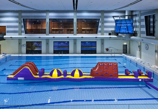 Unieke opblaasbare 17 meter lange  adventure mega run XL stormbaan met verschillende spannende objecten kopen voor zowel jong als oud. Bestel opblaasbare zwembadspelen nu online bij JB Inflatables Nederland 