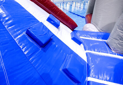 Koop luchtdichte haai speeleiland in thema piraten met een liaan, klimtoren ronde glijbaan en obstakels voor kinderen. Bestel opblaasbare zwembadspelen nu online bij JB Inflatables Nederland 