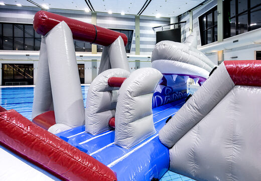 Bestel luchtdichte opblaasbare speeleiland in thema haai met een liaan, klimtoren ronde glijbaan en obstakels voor zowel jong als oud. Koop opblaasbare zwembadspelen nu online bij JB Inflatables Nederland 