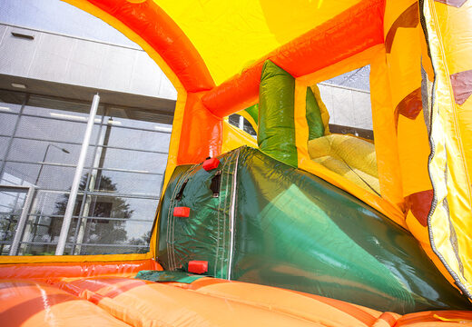 Klein overdekt opblaasbaar multiplay springkussen met glijbaan kopen in thema jungle voor kinderen. Bestel opblaasbare springkussens online bij JB Inflatables Nederland