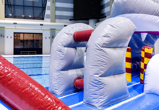 Opblaasbare glijbaan in thema haai bestellen voor zowel jong als oud. Kopen opblaasbare zwembadspelen nu online bij JB Inflatables Nederland 