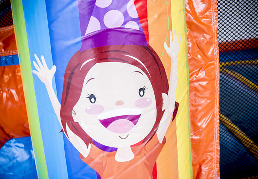 Groot overdekt opblaasbaar springkasteel met glijbaan kopen in het thema feest fun voor kinderen. Bestel opblaasbare springkastelen online bij JB Inflatables Nederland