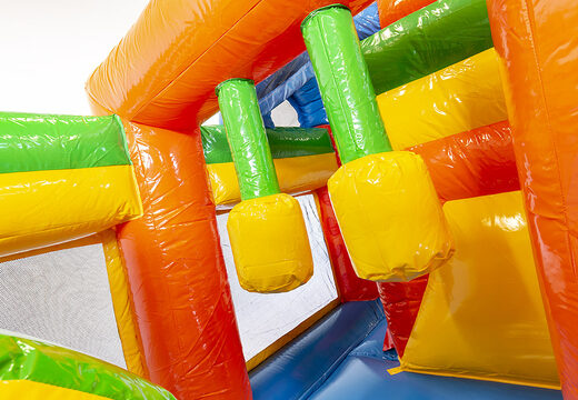 Overdekt opblaasbaar multiplay springkussen met glijbaan kopen in thema feest party voor kinderen. Bestel opblaasbare springkussens online at JB Inflatables Nederland