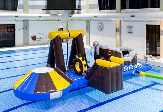 Unieke luchtdichte opblaasbare piraten speeleiland met een liaan, klimtoren ronde glijbaan en obstakels voor zowel jong als oud. Koop opblaasbare zwembadspelen nu online bij JB Inflatables Nederland 