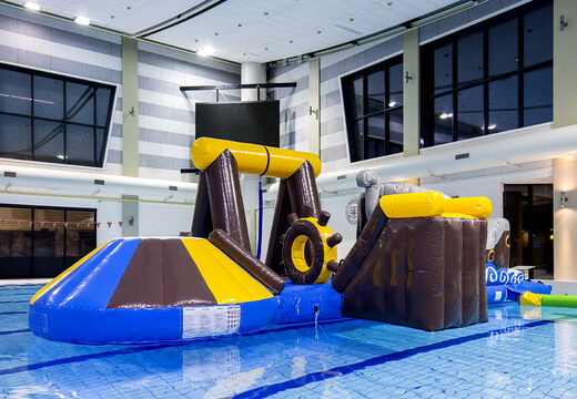 Opblaasbare luchtdichte piraten speeleiland met een liaan, klimtoren ronde glijbaan en obstakels kopen voor zowel jong als oud. Bestel opblaasbare zwembadspelen nu online bij JB Inflatables Nederland 