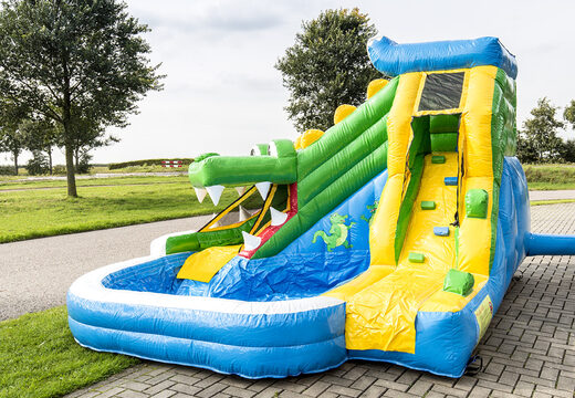 Groot opblaasbaar springkasteel met zwembad kopen in thema krokodil splashy voor kinderen. Bestel springkastelen online bij JB Inflatables Nederland