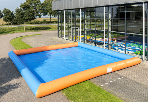 Koop opblaasbare 10 x 10 meter grote Sorbo Ball Bad voor zowel jong als oud. Bestellen opblaasbare waterattracties nu online bij JB Inflatables Nederland 