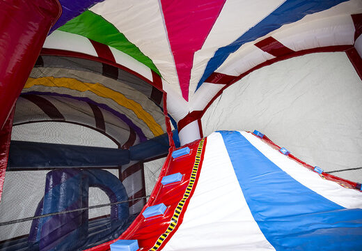 Springkasteel in candyland thema met een glijbaan bestellen voor kinderen. Koop opblaasbare springkastelen online bij JB Inflatables Nederland