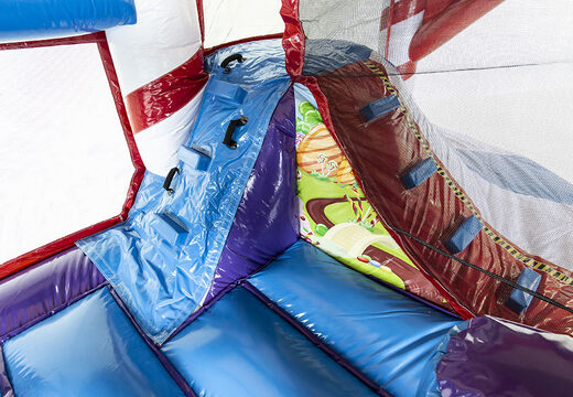 Overdekt opblaasbaar multiplay springkasteel met glijbaan kopen in candyland thema voor kids. Bestel opblaasbare springkastelen online bij JB Inflatables Nederland