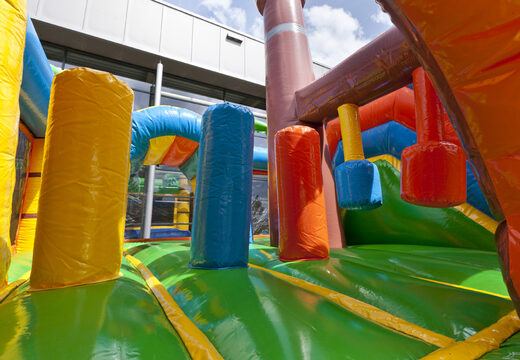 Middelmatig opblaasbare springkasteel in piratenschip thema met glijbaan kopen voor kinderen. Bestel opblaasbare springkastelen online bij JB Inflatables Nederland