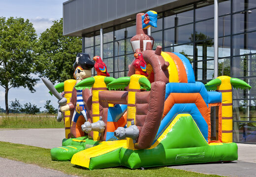 Multiplay L Piratenboot springkussen met een glijbaan kopen voor kinderen. Bestel opblaasbare springkussens online bij JB Inflatables Nederland