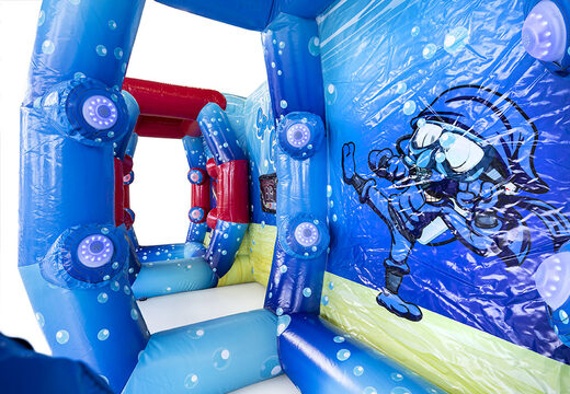 Unieke inflatable IPS Ninja Splash met een waterspuit voor zowel jong als oud. Koop opblaasbare IPS Ninja attracties nu online bij JB Inflatables Nederland 