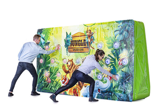 Bestel opblaasbare IPS Splash Wall in thema Jungle actiefoto Jeroen Zwiers met een waterspuit aan de bovenkant voor zowel jong als oud. Koop opblaasbare IPS Splash Walls nu online bij JB Inflatables Nederland 