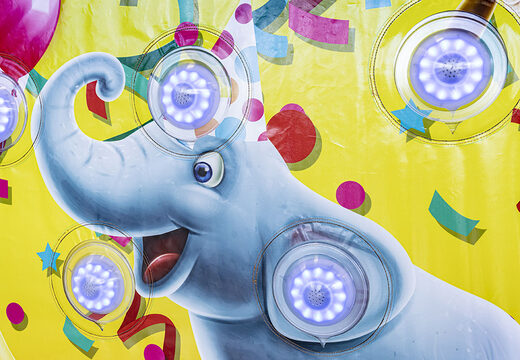 IPS Splash Wall inflatable in Party thema - detail met een waterspuit aan de bovenkant voor zowel jong als oud bestellen. Koop opblaasbare IPS Splash Walls nu online bij JB Inflatables Nederland 