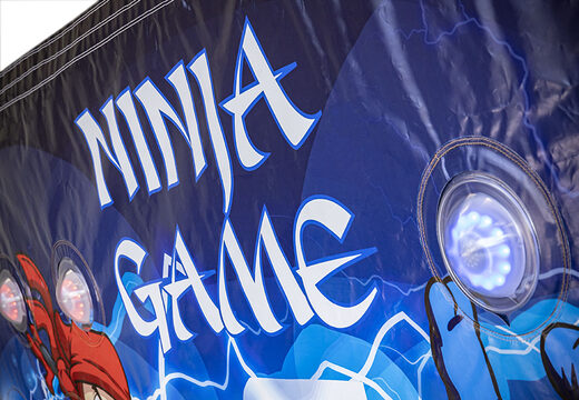 Opblaasbare IPS Splash Wall Ninja- detail in thema met een waterspuit aan de bovenkant bestellen voor zowel jong als oud. Koop opblaasbare opblaasbare waterspelen nu online bij JB Inflatables Nederland 