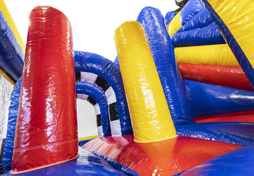 Multiplay formule 1 springkasteel met een glijbaan, leuke objecten op het springvlak en opvallende 3D objecten kopen voor kids. Bestel opblaasbare springkastelen online bij JB Inflatables Nederland