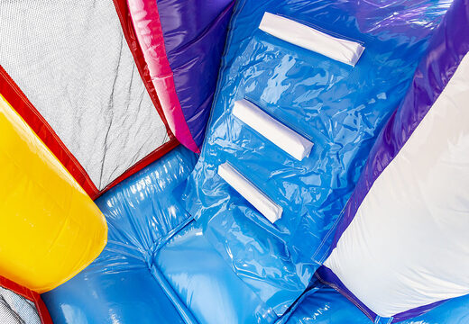 Multiplay flamingo springkasteel met een glijbaan, leuke objecten op het springvlak en opvallende 3D objecten kopen voor kids. Bestel opblaasbare springkastelen online bij JB Inflatables Nederland