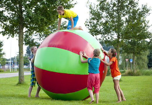 Koop multi inzetbare opblaasbare 1.5 en 2  meter groen rode ballen voor zowel oud als jong. Bestel springkussens online bij JB Inflatables Nederland