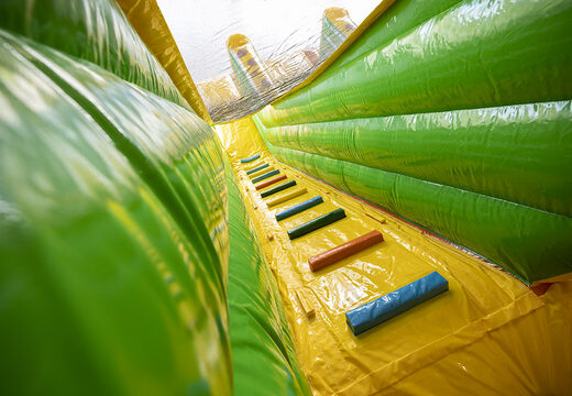 Perfecte opblaasbare glijbaan in giraffe thema met 3D-objecten voor kids kopen. Bestel opblaasbare glijbanen nu online bij JB Inflatables Nederland