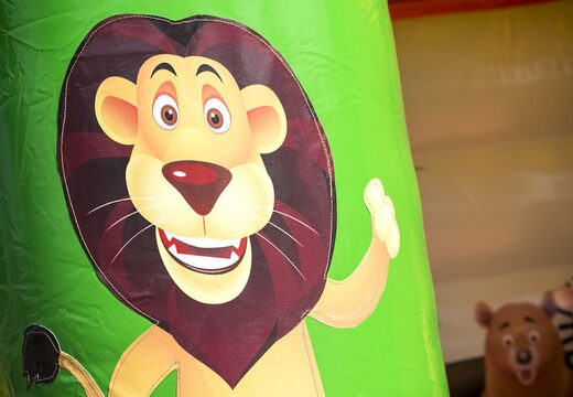 Midi overdekt multifun springkasteel met glijbaan bestellen in thema jungle voor kinderen. Koop springkastelen online bij JB Inflatables 