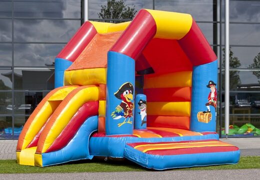 Midi overdekt multifun springkasteel met glijbaan kopen in piraat thema voor kinderen. Koop springkastelen online bij JB Inflatables Nederland