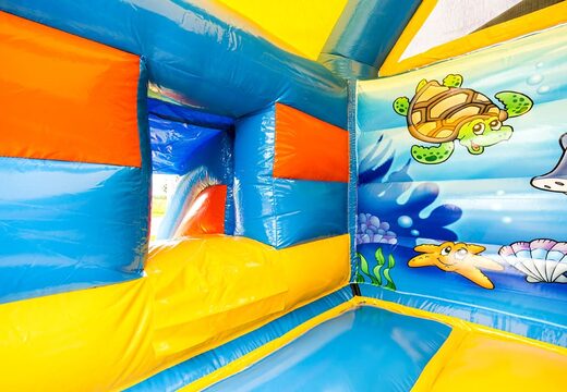Midi overdekt multifun springkasteel met glijbaan bestellen in thema seaworld voor kinderen. Koop springkastelen online bij JB Inflatables Nederland