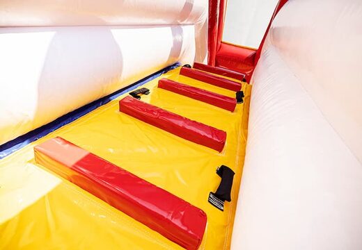 Koop groot opblaasbaar springkasteel in thema circus met meerdere glijbanen en allerlei leuke obstakels met prints die bij het thema passen voor kinderen. Bestel springkastelen online bij JB Inflatables Nederland 