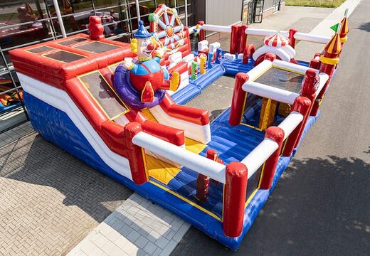 Opblaasbaar springkasteel in thema circus met meerdere glijbanen en allerlei leuke obstakels met prints die bij het thema passen kopen voor kids. Bestel springkastelen online bij JB Inflatables Nederland 
