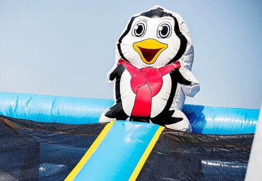 Opblaasbaar springkasteel in thema Frozen met glijbanen en leuke obstakels met prints bestellen voor kinderen. Koop springkastelen online bij JB Inflatables Nederland 