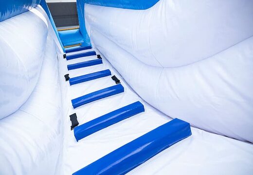 Bestel opblaasbaar springkasteel in thema Frozen met meerdere glijbanen en allerlei leuke obstakels met prints voor kids. Koop springkastelen online bij JB Inflatables Nederland 