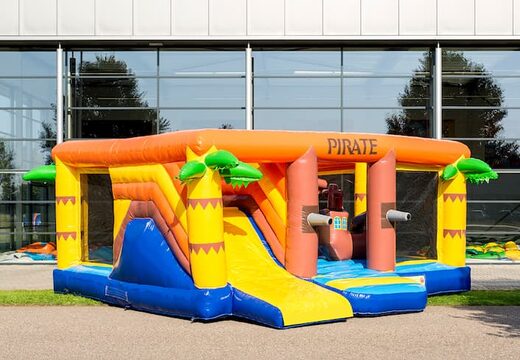 Overdekt multiplay piraat springkasteel in een beperkte hoogte van 2,74 meter en met een glijbaan kopen voor kinderen. Bestel springkastelen online bij JB Inflatables Nederland