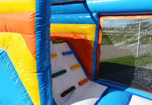Overdekt multiplay beach springkasteel in een beperkte hoogte van 2,74 meter en met een glijbaan bestellen voor zowel oud als jong. Koop springkastelen online bij JB Inflatables Nederland