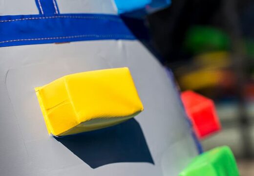 Opblaasbaar overdekt springkasteel in thema kasteel met een glijbaan op het springvlak, klimtoren en leuke obstakels voor kids. Koop springkastelen online bij JB Inflatables Nederland