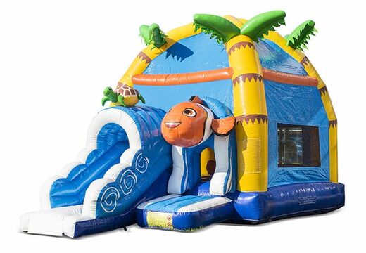 Overdekt maxifun super springkussen met glijbaan in thema seaworld bestellen voor kinderen. Koop springkussens online bij JB Inflatables Nederland
