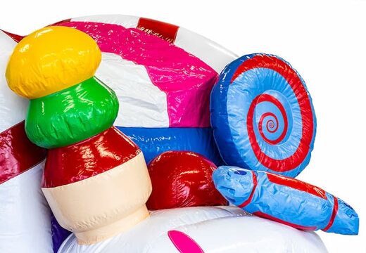 Overdekt multiplay candyland springkasteel in een uniek design met twee ingangen, een glijbaan in het midden en 3D objecten bestellen voor kids. Koop springkastelen online bij JB Inflatables Nederland