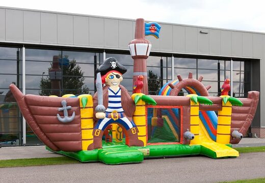 Multiplay XXL Piratenboot springkasteel in een uniek design met twee ingangen, een glijbaan in het midden en 3D objecten bestellen voor kinderen. Koop springkastelen online bij JB Inflatables Nederland