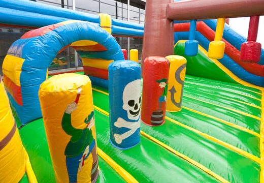 Bestel piratenboot springkasteel in een uniek design met twee ingangen, een glijbaan in het midden en 3D objecten voor kids. Koop springkastelen online bij JB Inflatables Nederland