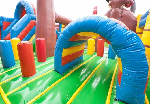 Opblaasbaar multiplay piratenboot springkasteel met een glijbaan in het midden en 3D objecten kopen voor kinderen. Bestel springkastelen online bij JB Inflatables Nederland