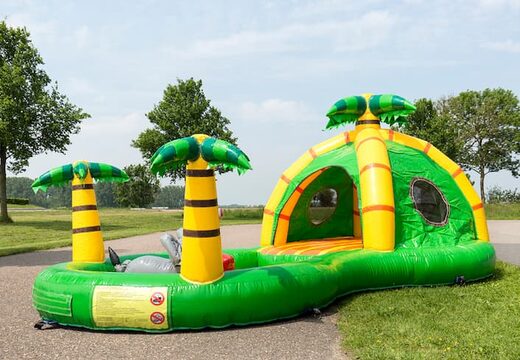 Halfopen playzone jungle springkussen met plastic ballen en 3D objecten kopen voor kinderen. Bestel springkussens online bij JB Inflatables Nederland 